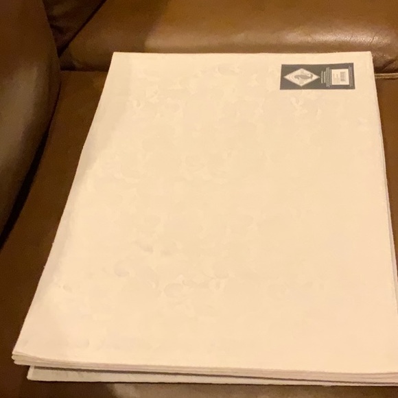 Waterford Linens - NWT - Set of 4 White Placemats - Picture 1 of 3